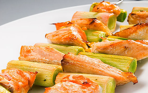Brochetas de salmón y puerros para preparar en familia
